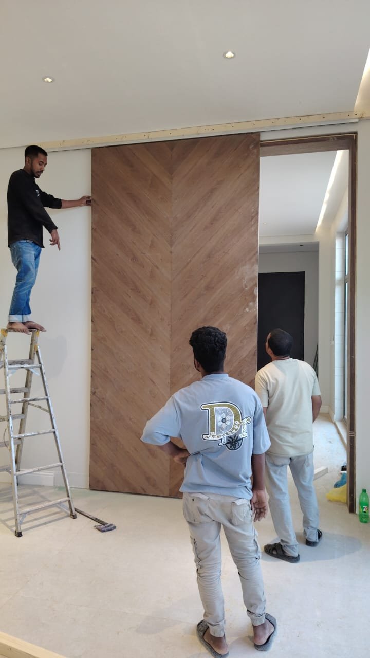 باب خشبي قبل الترميم